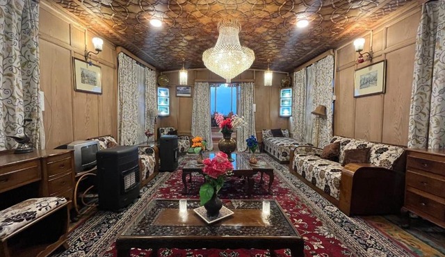 Floating Shanghai group of houseboats in Srinagar