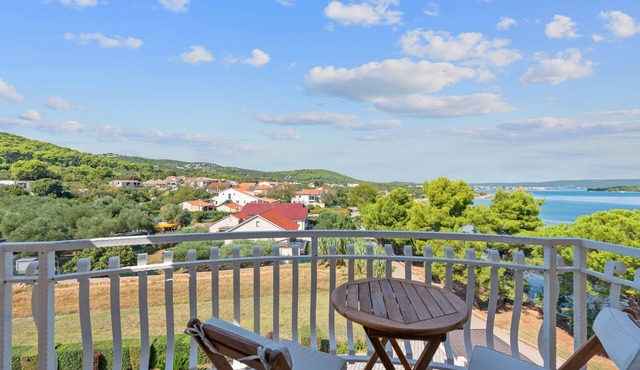 Four-bedroom apartment with a swimming pool by the beach Kraj, Pašman (A-334-f)