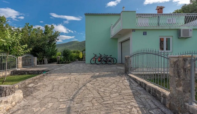 Four Bedroom Holiday Home with Pool and Gym