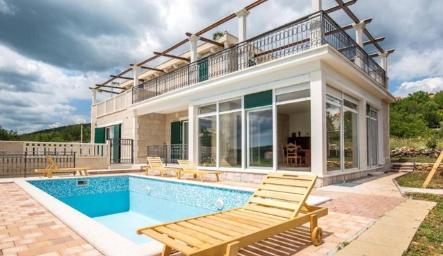 Four Bedroom Villa with Terrace and Swimming pool