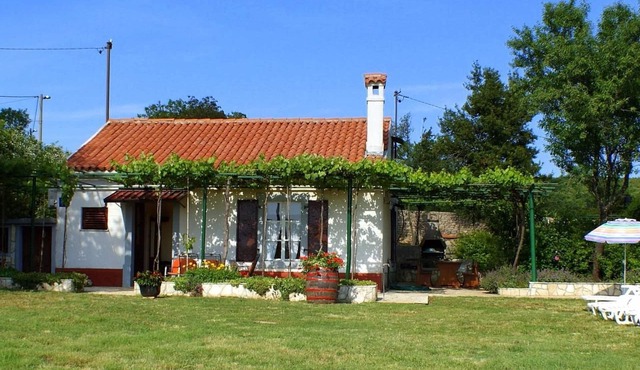 Freistehendes Haus Violeta mit weitläufigen Garten by Interhome in Drenje