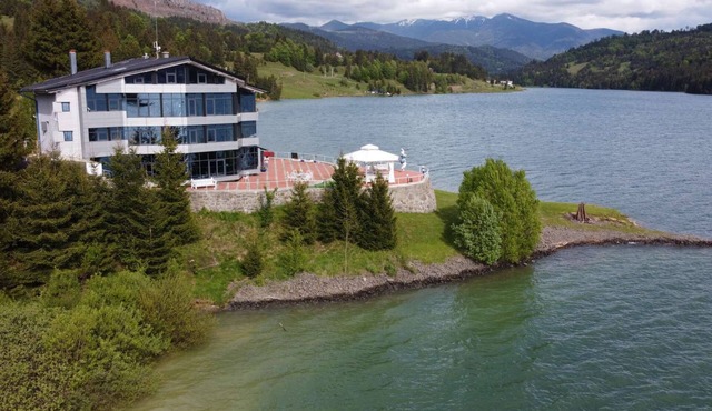 French villa on the shore of Lake Colibita in Colibița