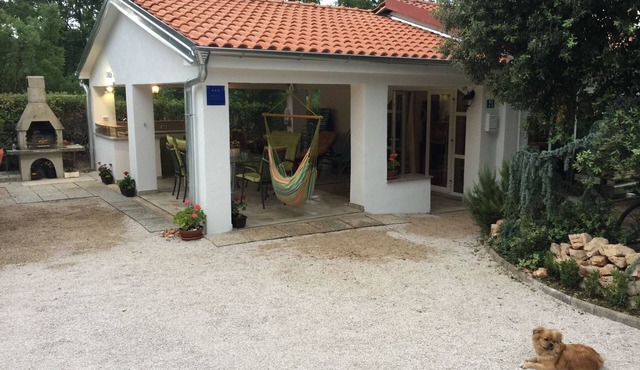 Gemütliches Ferienhaus in Pinezići mit großer Te by Interhome