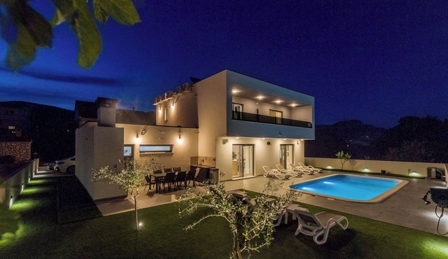 Golden strings by Interhome