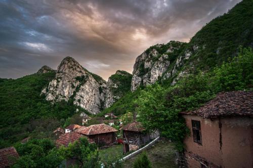 Golemi kamik Pirot Vlasi 2 in Pirot
