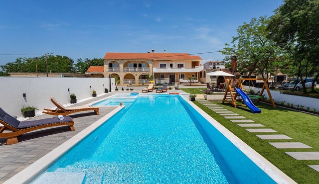 Gorgeous apartment in Galovac with WiFi