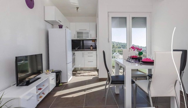 Gorgeous apartment in Saldun with WiFi