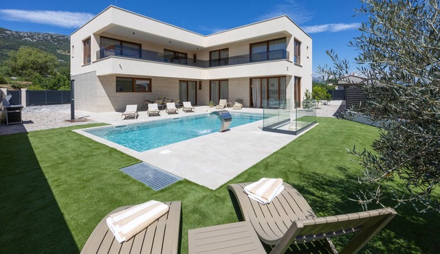 Gorgeous home in Kastel Luksic in Kastel Luksic