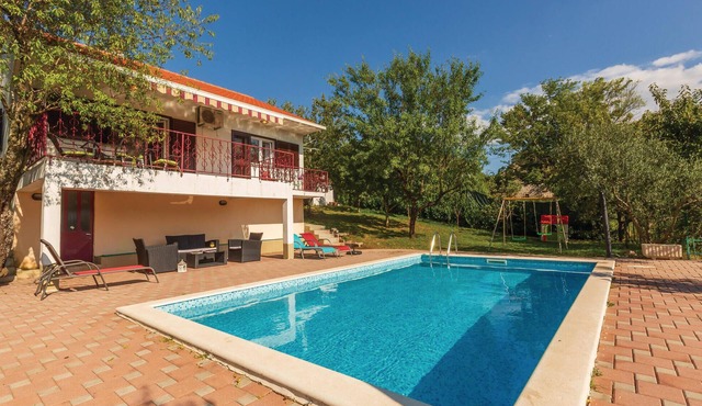 Gorgeous home in Vojnic Sinjski
