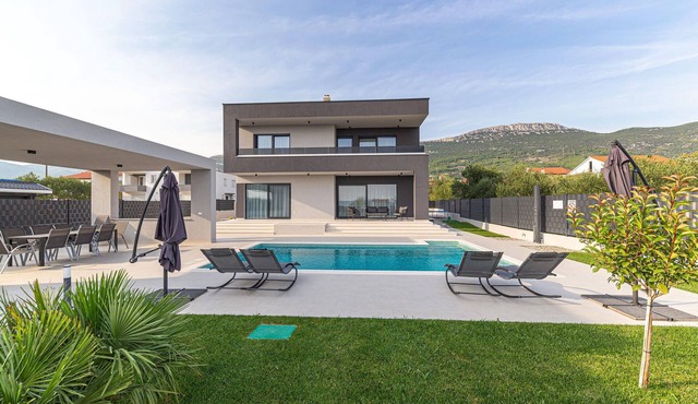 Gorgeous home in Kastel Stari