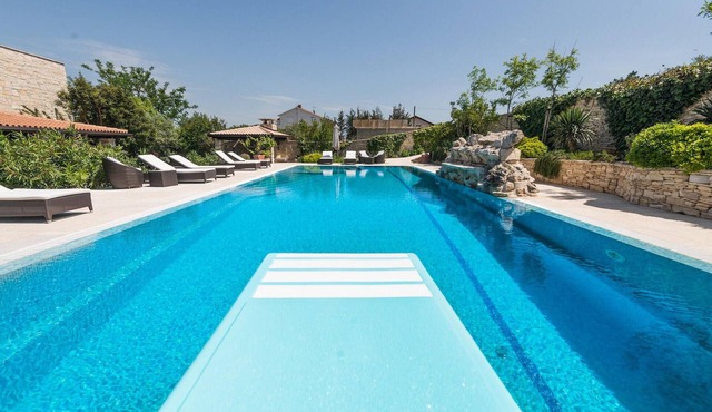 Gorgeous home in Murter with private swimming pool, can be inside or outside in Murter