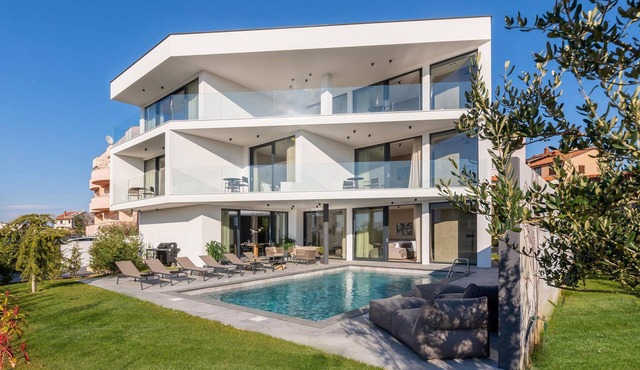 Gorgeous home in Pula with private swimming pool, can be inside or outside in Pula