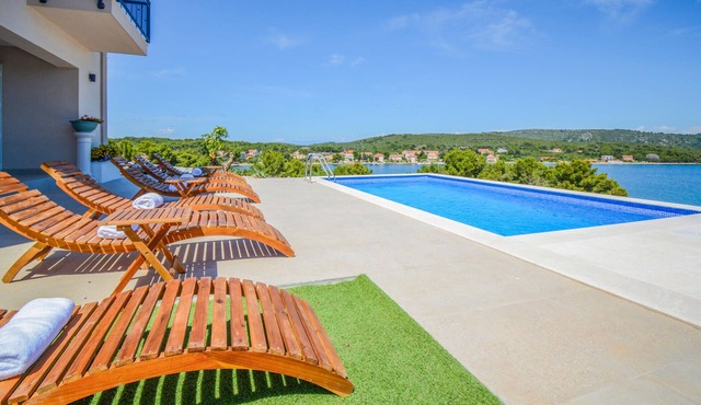 Gorgeous home in Veli Rat