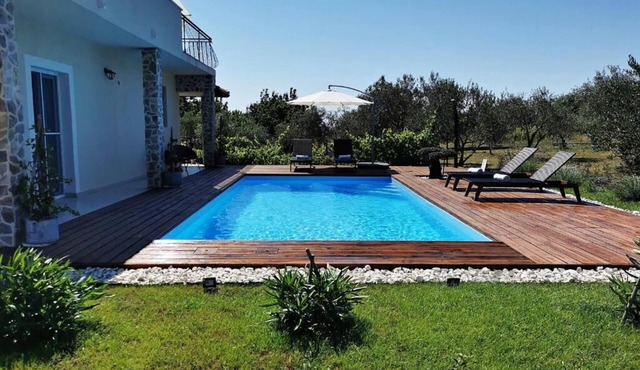 Gradfather's House - A Cosy Retreat with a Swimmingpool