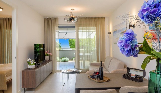 Green Eden Apartment with Sea View, Wi-Fi, and Underfloor Heating in Split