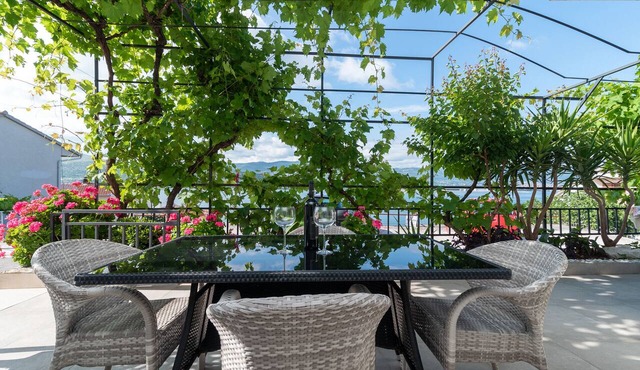 GRIGIC 1 - 2 bedroom apartment for 4 persons, 170m from a beach