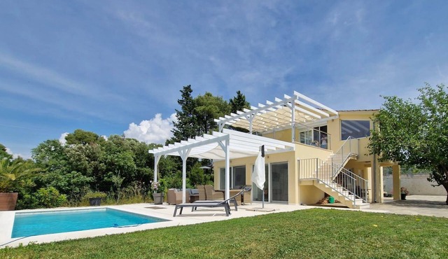 Großes Ferienhaus zur alleinigen Nutzung mit Pool by Interhome