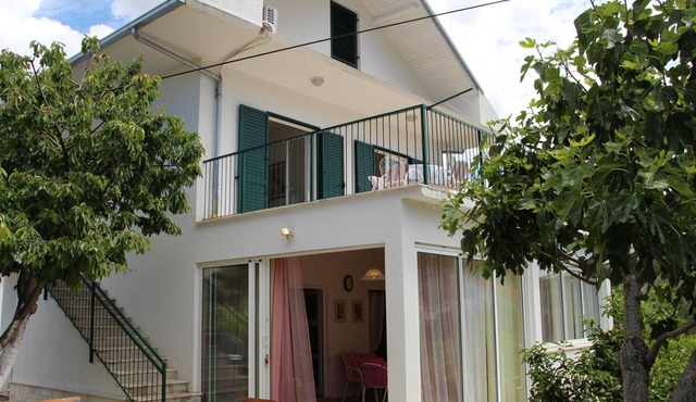 Großes, strandnahes Ferienhaus in Podglavica by Interhome