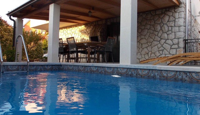 Ground floor apartment - Njivice center, terrace, pool, air conditioning, satellite TV, WiFi in Njivice
