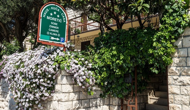Guesthouse Moretic - Double Room with Garden View 1 in Orasac