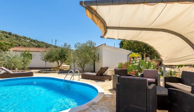 Hütte mit Garten, Grill und Terrasse by Interhome