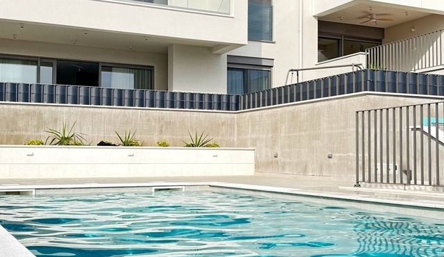 Hedonist Gold-Luxury 3 bedroom apartment with Hot tub,pool, free parking, garden