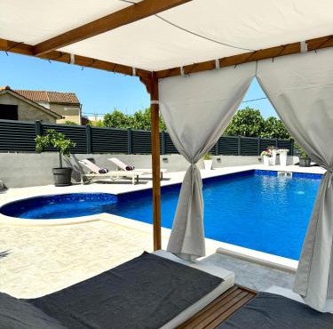 HelaMoni, New 5 Star 2 Person apartments with pool