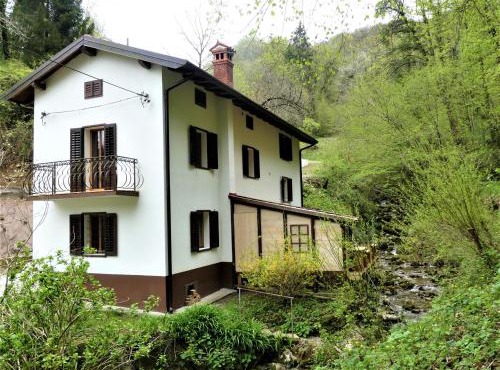 Hiša ob potoku in Avče