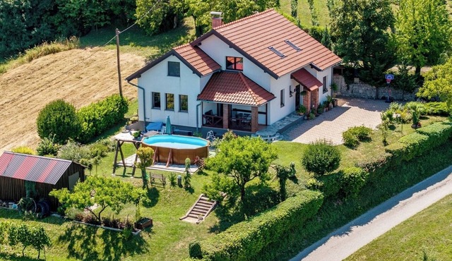 Hilltop house with a pool, sauna, and panoramic views of the region.