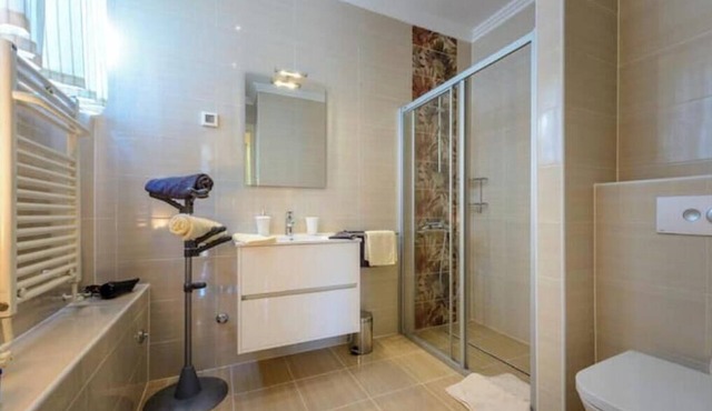 Historic 5-Bedroom Villa Hot tub - Just a 3-Minute Walk to the Old Town