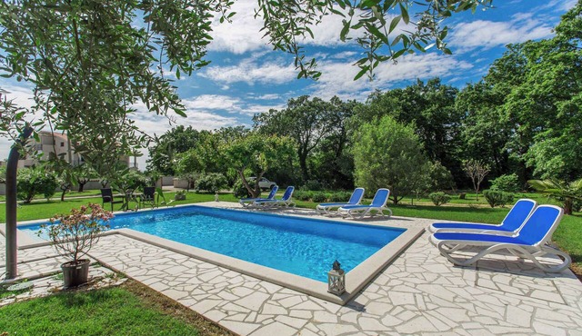 Holiday apartment With pool and large garden