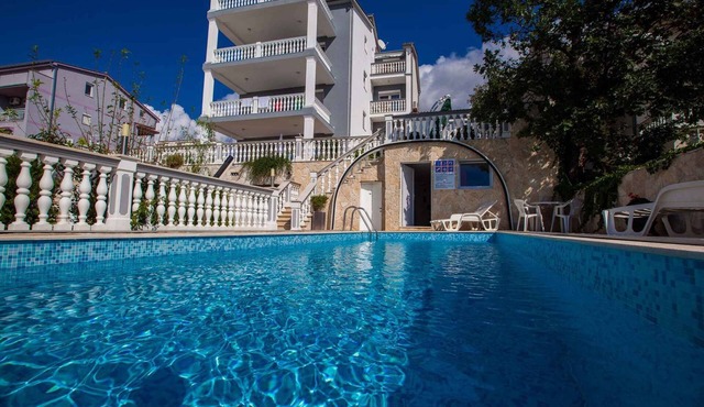 Holiday apartment with air conditioning and pool