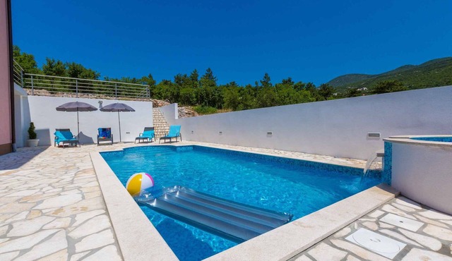 Holiday apartment with pool and jacuzzi