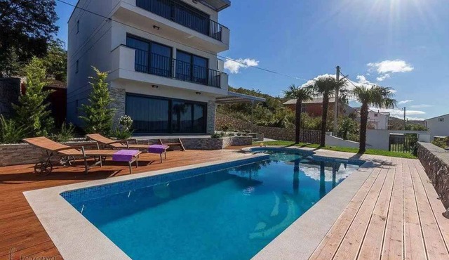 Holiday apartment with shared pool