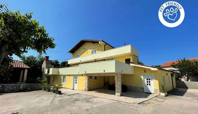 Holiday apartment with air conditioning and terrace