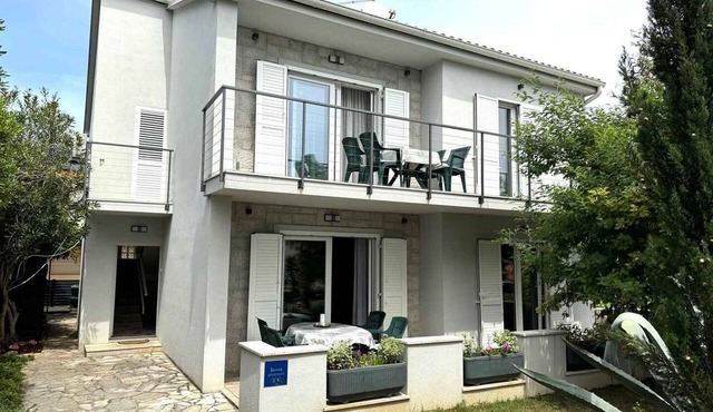 Holiday apartment with air conditioning, balcony and barbecue facilities