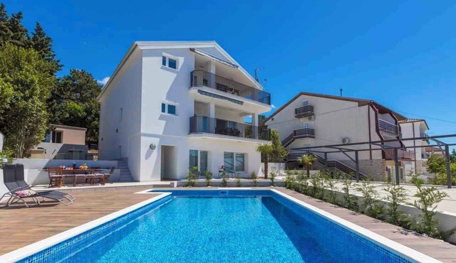 Holiday apartment with air conditioning and outdoor pool