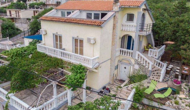 Holiday apartment with air conditioning and roof terrace