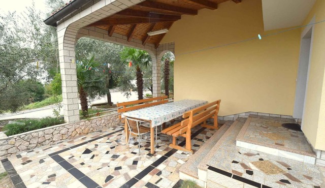 Holiday apartment with terrace and parking in Njivice