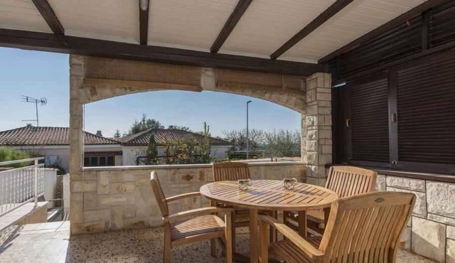 Holiday apartment with covered terrace with sea view