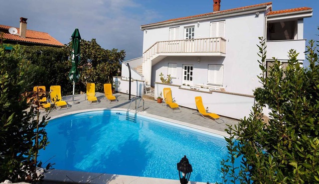 Holiday apartment with pool in Salatic