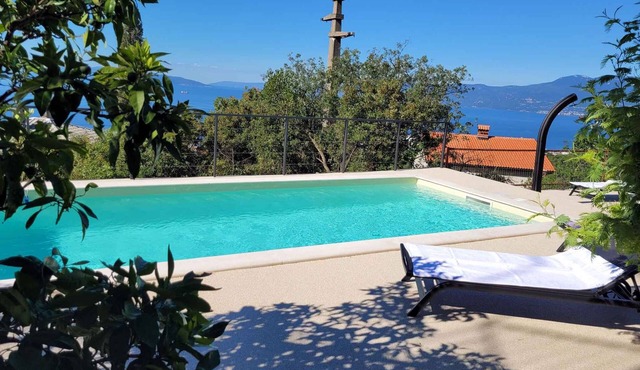 Holiday apartment with large pool and beautiful sea view in Rijeka