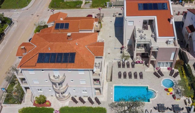 Holiday apartment with pool for 8 people