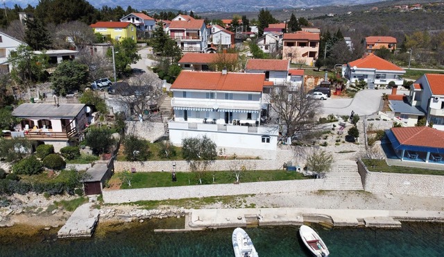 Holiday flat only 20m from the sea