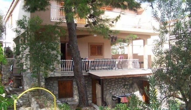 Holiday flat with a view of the water