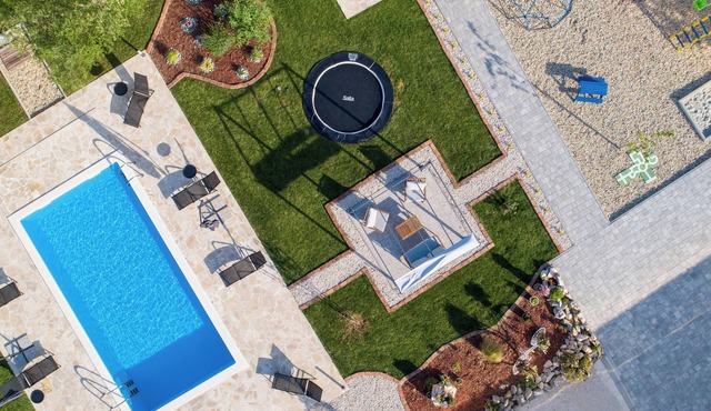 Holiday home Aprilis with pool,outdoor sauna and jacuzzi
