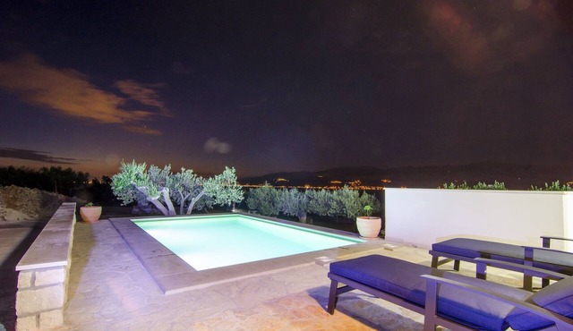 Holiday Home Bliss - Holiday Home with Outdoor Pool and Sea View (ST)