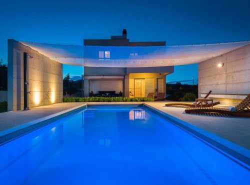 Holiday Home in Dugopolje mit Beheiztem Pool by Interhome