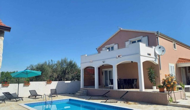 Holiday Home Leggiero - Holiday Home Leggiero - House with four bedrooms and outdoor pool