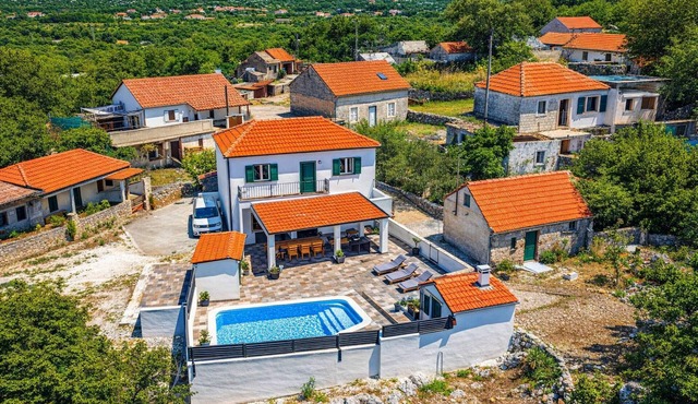 Holiday Home Luce with private Pool, Ljubitovica, Croatia